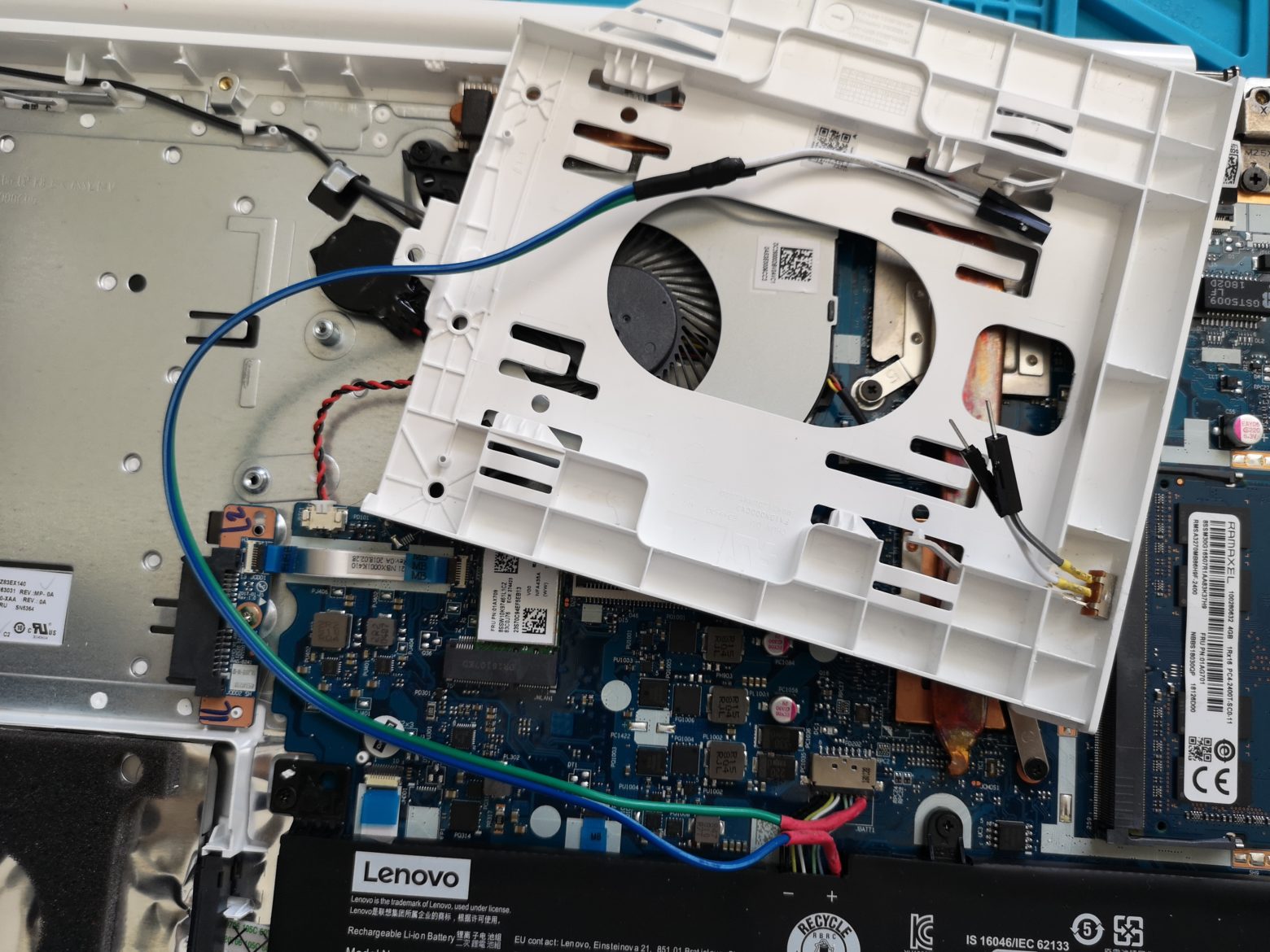 подпаиваем проводки, которые заканчиваются простыми пинами 'мама'