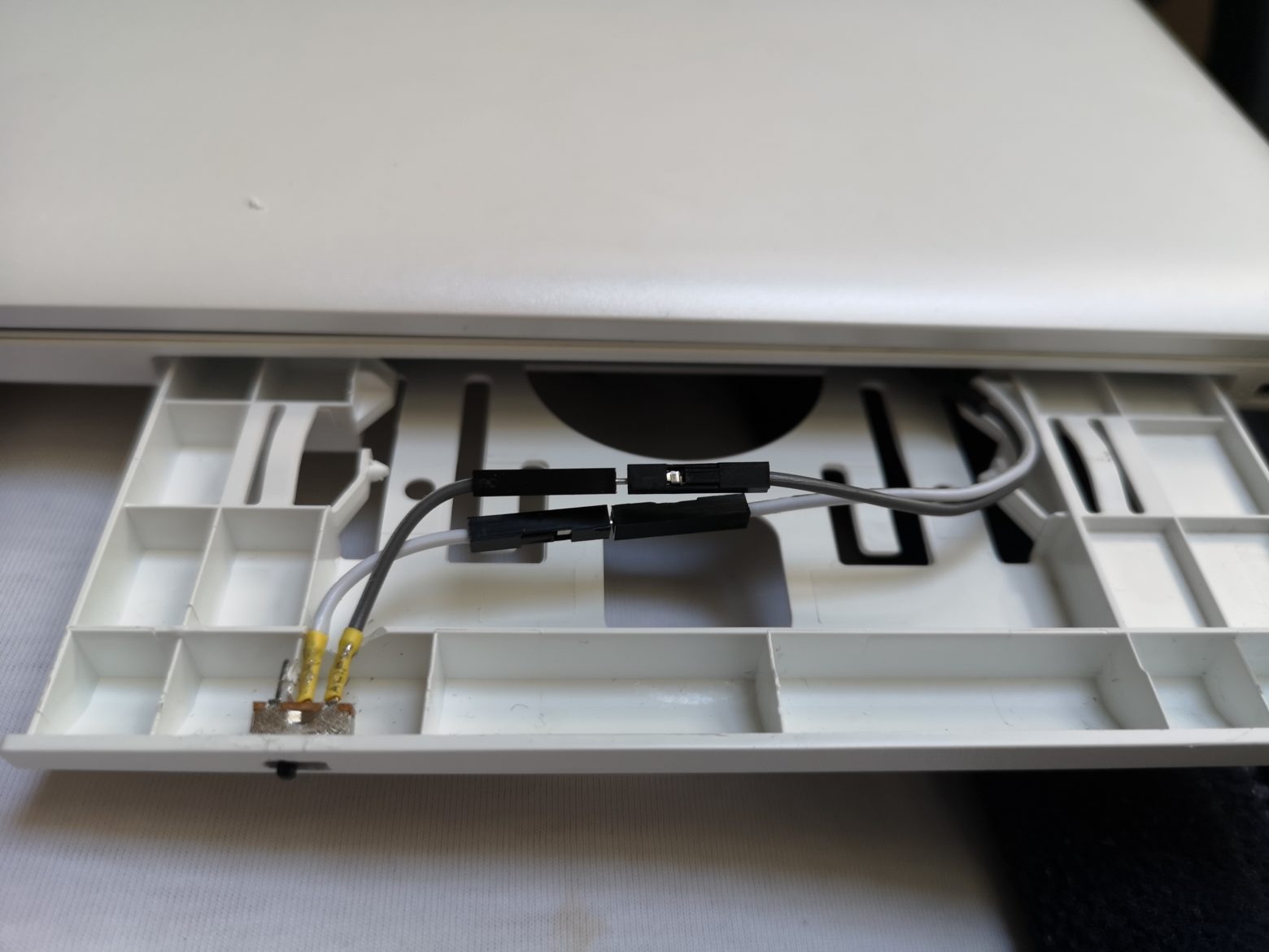 пины 'папа' подпаиваем к on-on переключателю, который приклеивается суперклеем в заглушку от привода