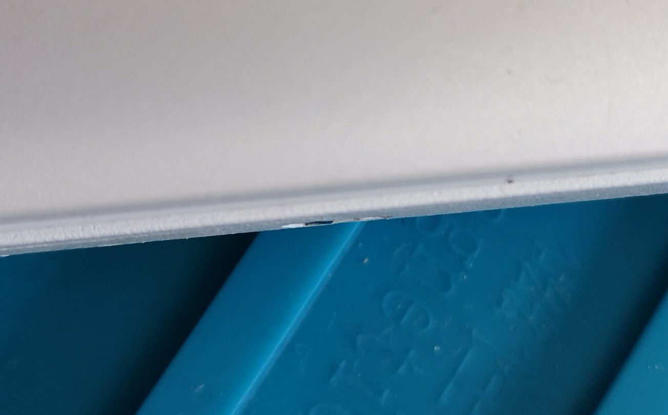 желательно подпилить так, чтобы вообще ничего не выпирало.